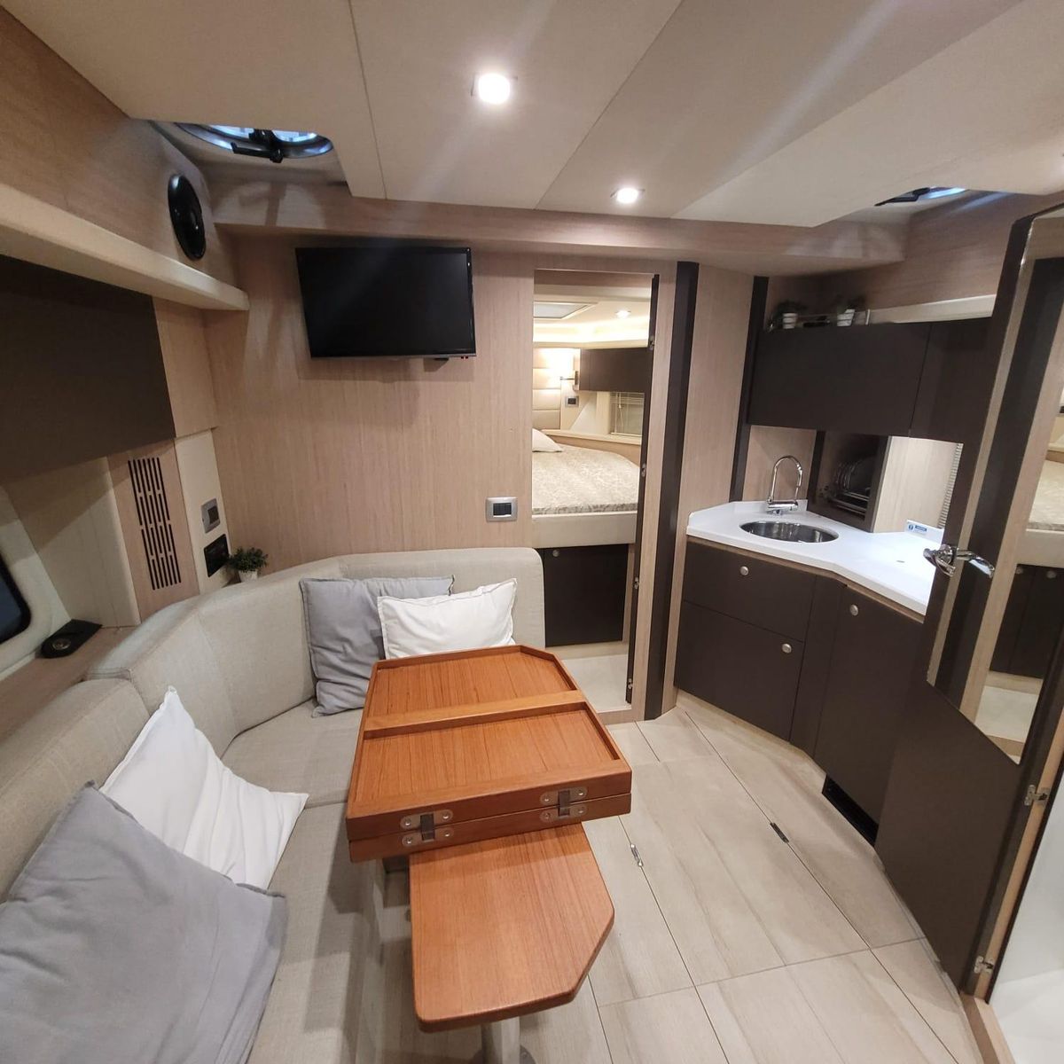 Cranchi Z35 - Monopoli Yacht Charter