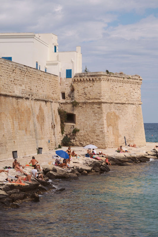 Mura del Castello Carlo V viste dalla scogliera di Monopoli
