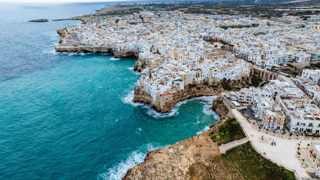 Vista aerea del centro storico di Polignano a Mare sulla scogliera