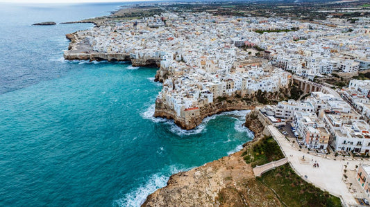 Vista aerea del centro storico di Polignano a Mare sulla scogliera