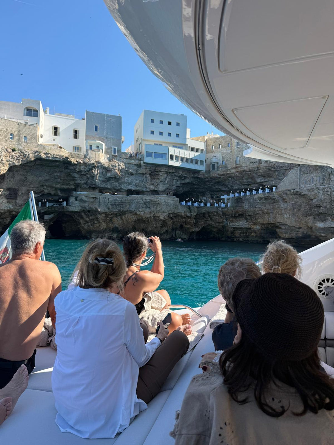 Grotta Palazzese vista dal mare, ristorante nella grotta di Polignano a Mare