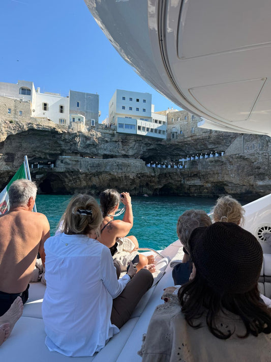 Grotta Palazzese vista dal mare, ristorante nella grotta di Polignano a Mare
