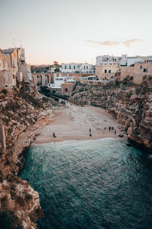 Lama Monachile, la spiaggia di Polignano a Mare vista dal ponte panoramico
