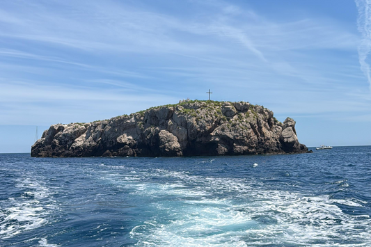 Scoglio dell'Eremita, isolotto con croce lungo la costa di Polignano a Mare