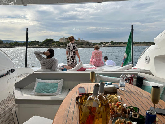 Yacht al tramonto lungo la costa pugliese per un weekend di esperienze