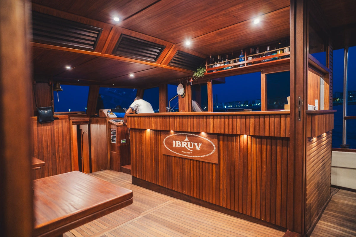 Bar in legno a bordo del caicco Ibruv