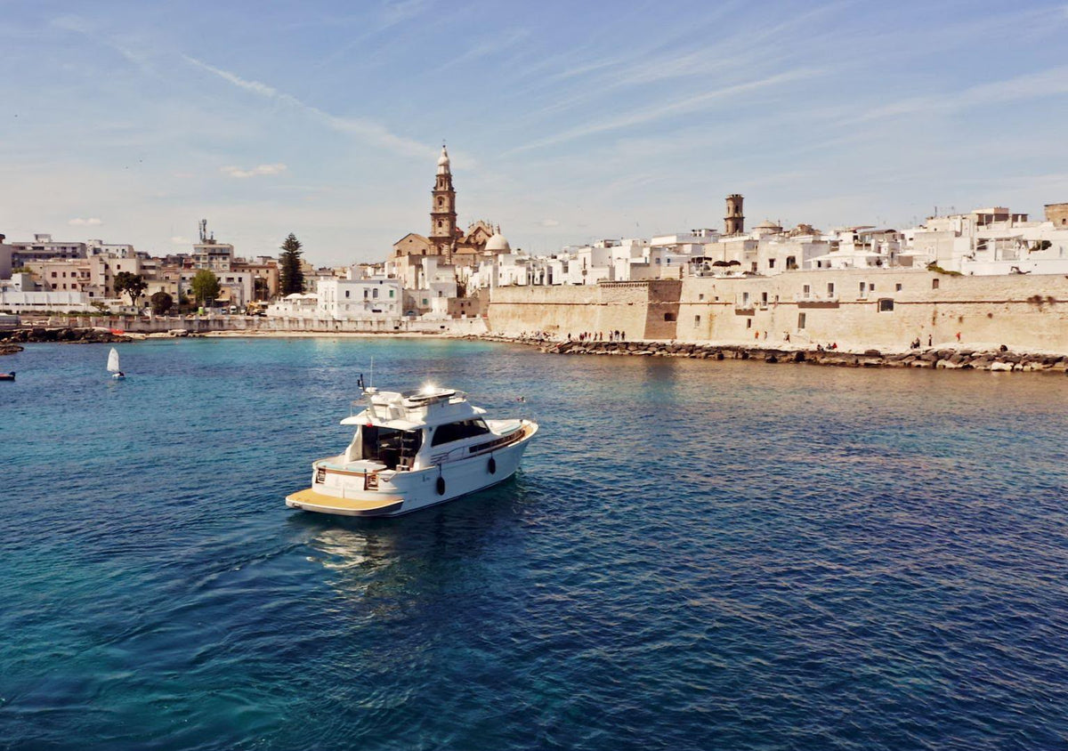Yacht charter Savelletri in arrivo al porto di Monopoli