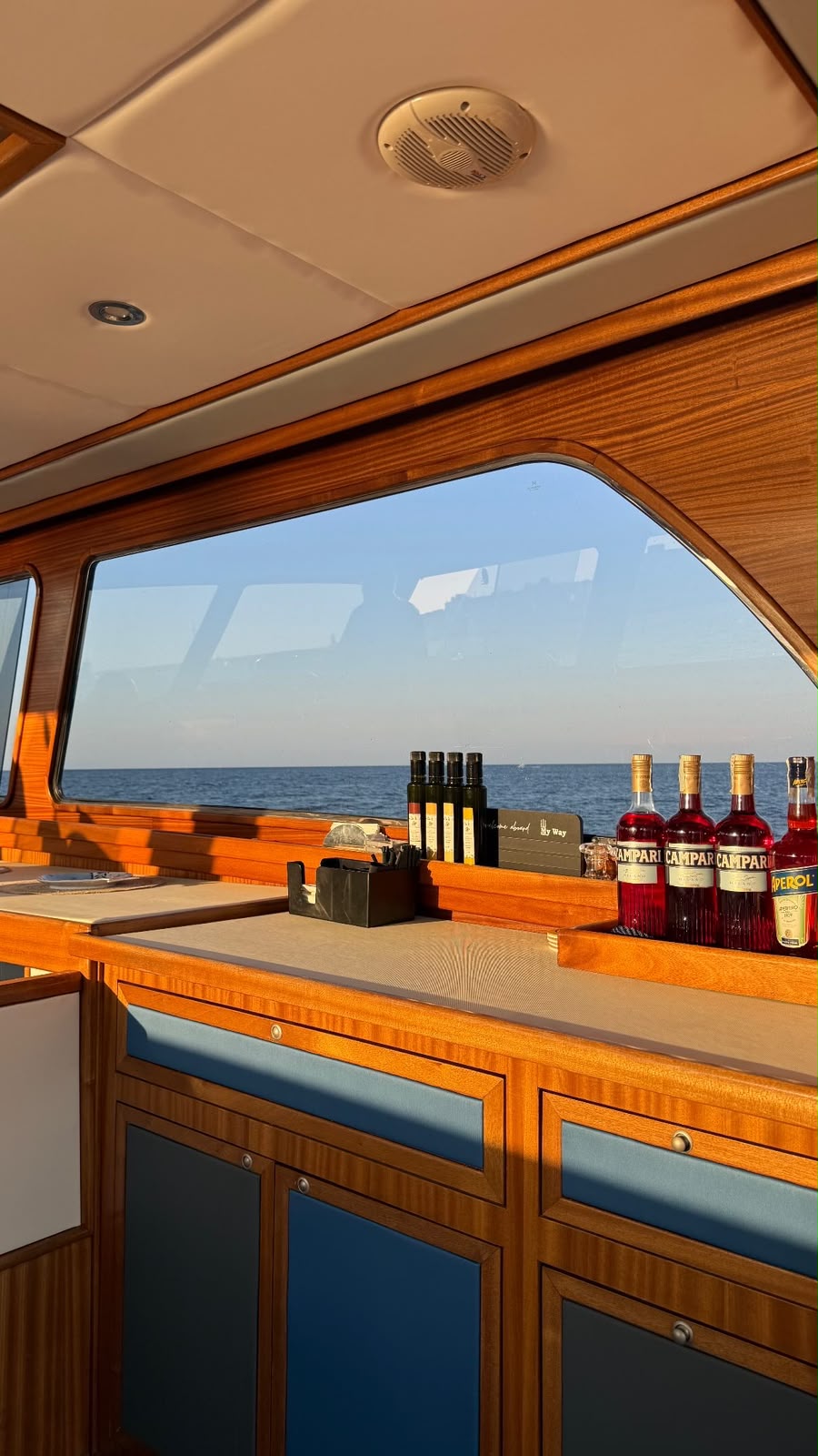Yacht charter Savelletri, bar interno in mogano con aperitivo