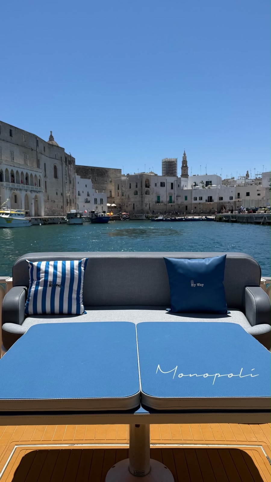 Yacht charter Savelletri, vista su Monopoli dal pozzetto
