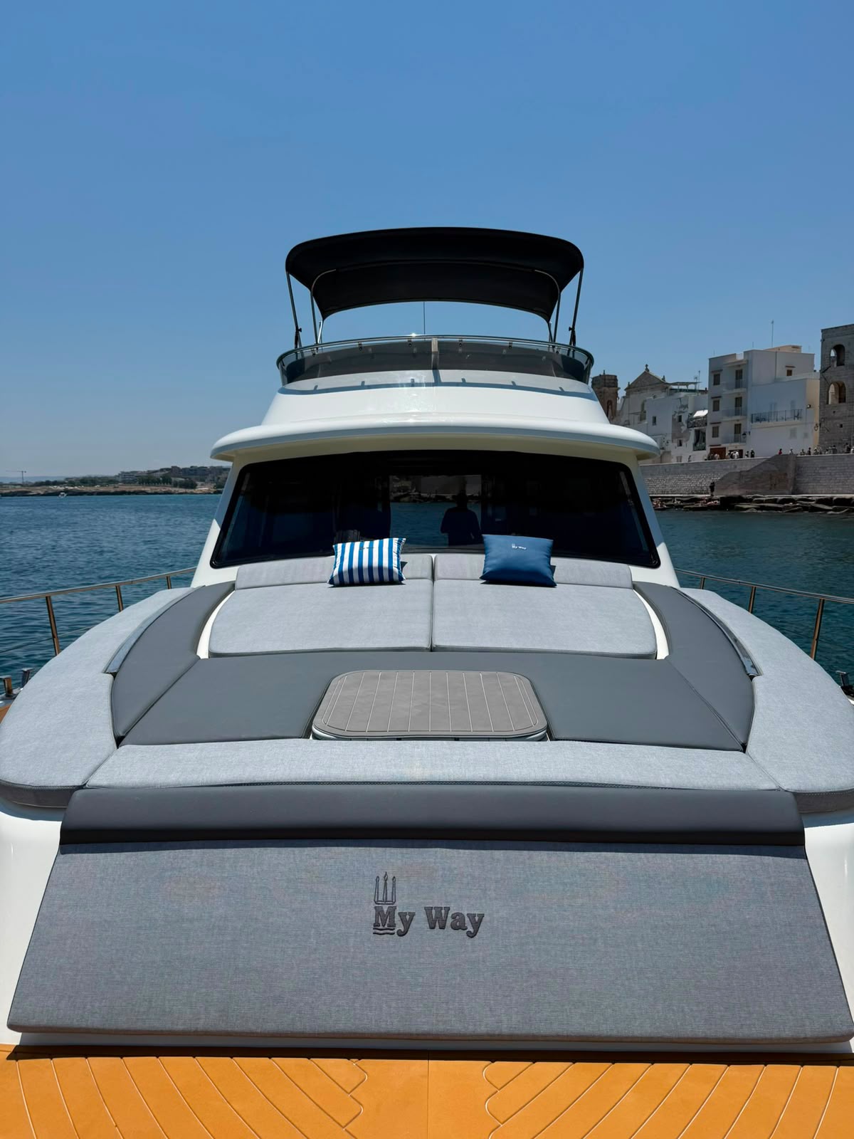 Yacht charter Savelletri, poppa e prendisole vista su Monopoli