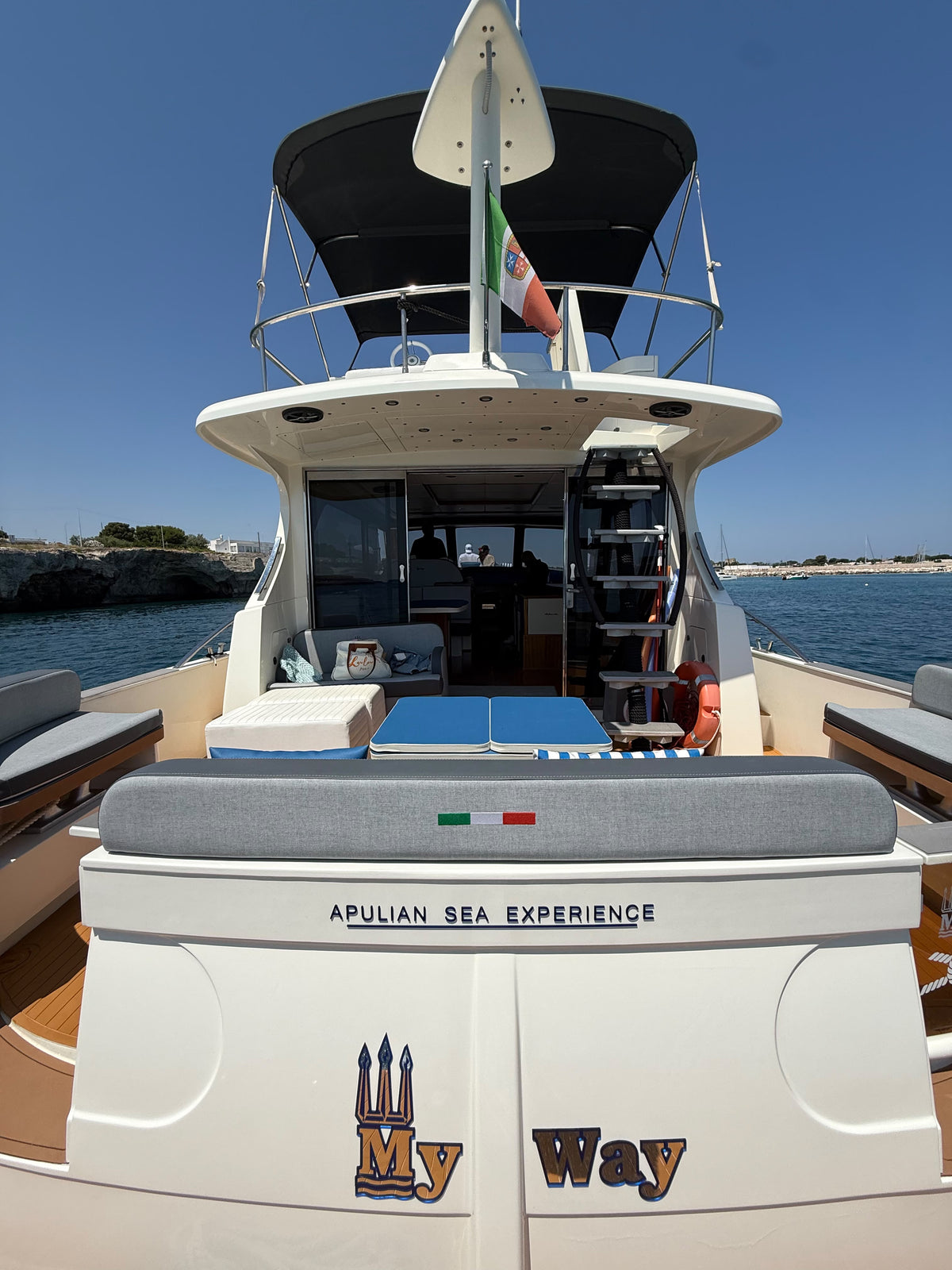 Yacht charter Savelletri, poppa panoramica con area relax