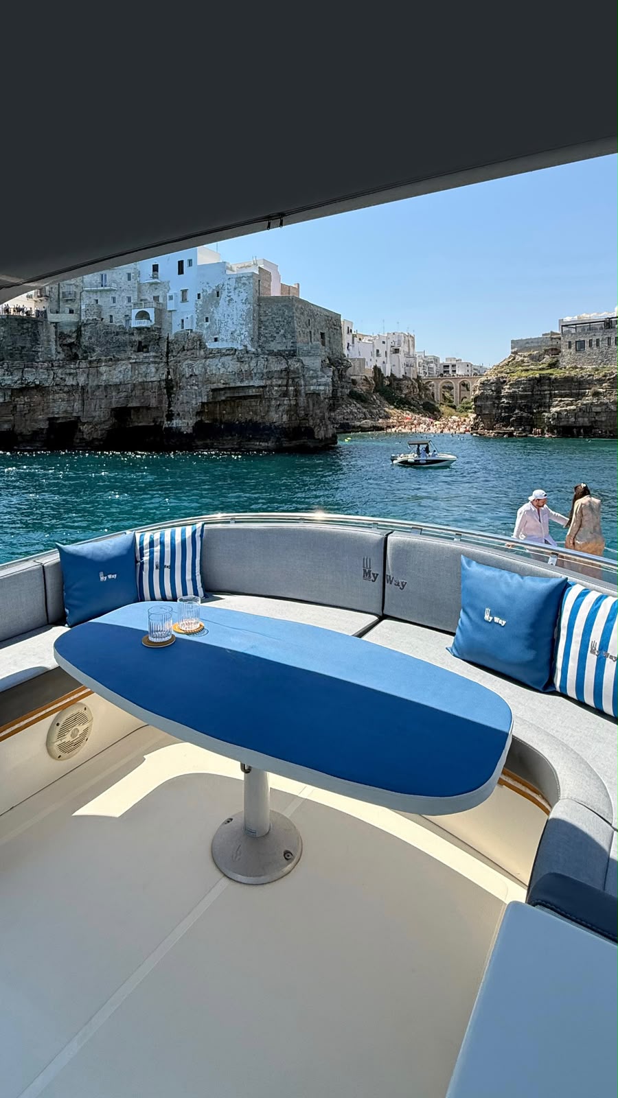 Yacht charter Savelletri, pozzetto panoramico vista Polignano