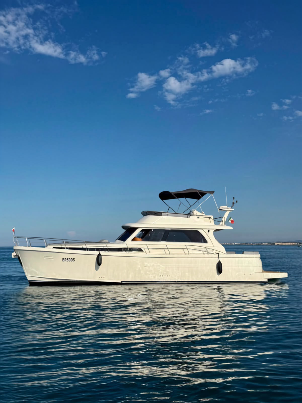 Yacht charter Savelletri, profilo laterale in navigazione