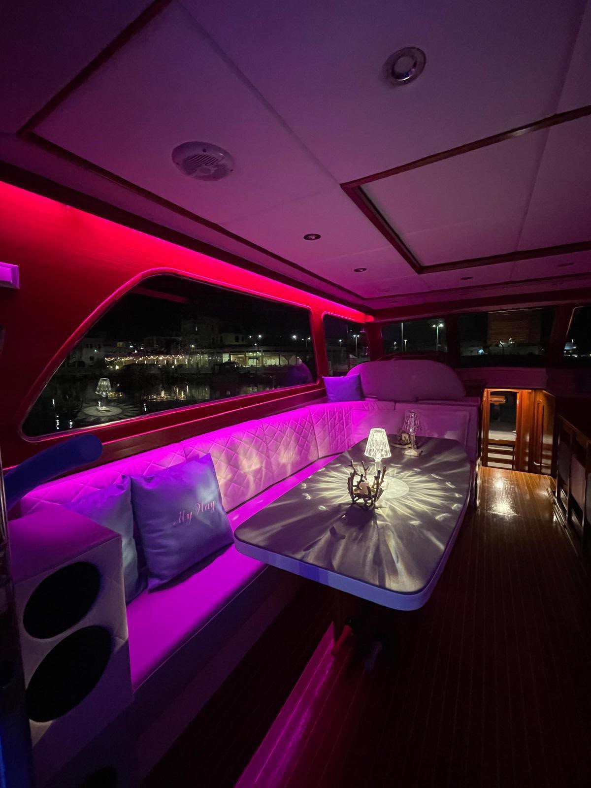 Yacht charter Savelletri, salotto interno con luci soffuse