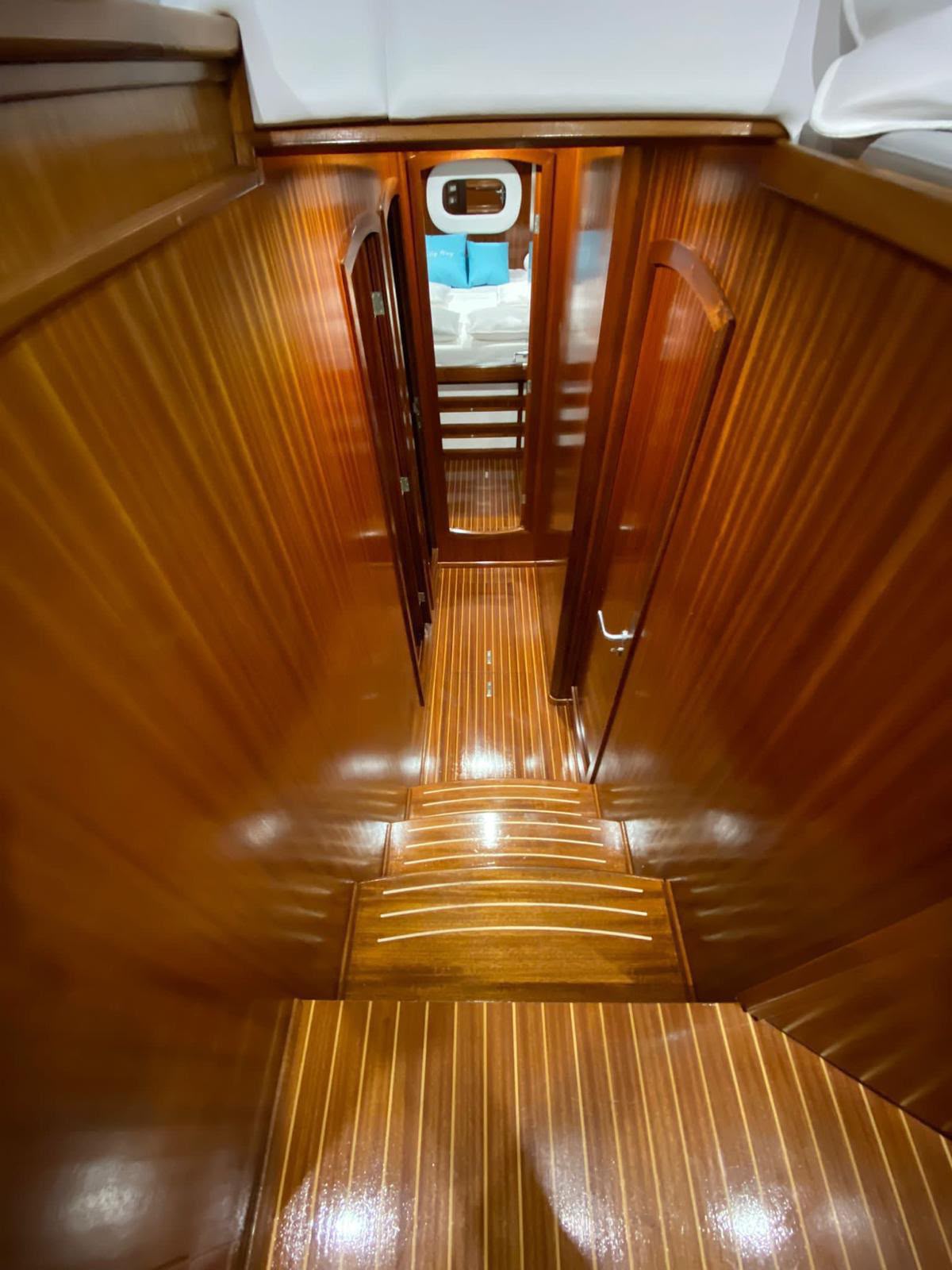 Yacht charter Savelletri, scala interna in mogano